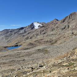 Ein kleiner Bergsee auf dem Weg zur Kreuzspitze. Ein netter Farbtupfer in der kargen Landschaft