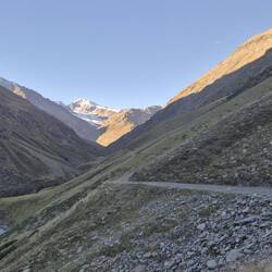 Wir laufen fast die ganze Zeit im Schatten der Berge und freuen uns auf die wärmende Sonne