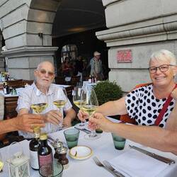... und stossen im Niederdorf auf den Ferienbeginn an