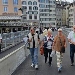 wir spazieren zum as Zürcher Grossmünster ....