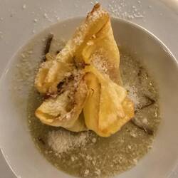 Knuspriger Lasagne-Auflauf mit Kirschtomatensauce, Mozarella auf Spargelcreme