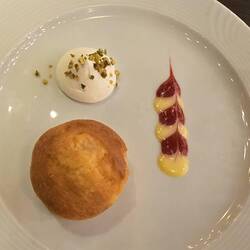 Joghurtkuchen mit Birne und Ingwer, serviert mit Vanillesauce