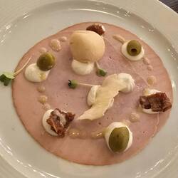 Geräucherte Pute, halbgetrocknete Tomaten, geräucherter MiniMozzarella, Oliven und Ricottacreme