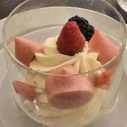 Trasparenza di cheesecake mit Beeren: Haselnuss-Streusel mit PhiladelphiaFrischkäse, Himbeergelee