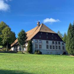 Ein sehr imposantes Schwarzwaldhaus oberhalb von Schonach