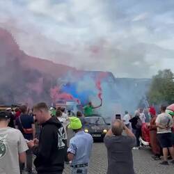"Die Hamburger Chaoten" 7Jungs in zwei Autos. Haben schon viele Rallyes gefahren und auch gewonnen.