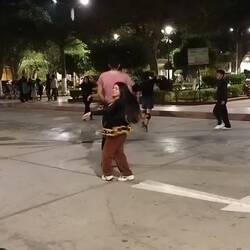 Und abends in Lambayeque ... die Lebenden üben ihre besten Tanzschritte 👍🤠