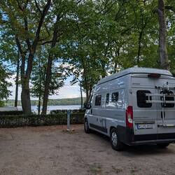 Stellplatz mit Blick auf das Wasser
