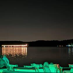 Die beleuchteten Boote kommen