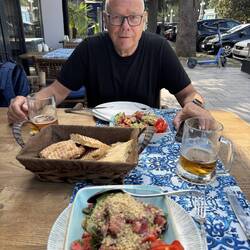 Vorspeise: Georgischer Salat, viel Grünzeug mit Walnüssen - sehr lecker