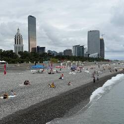 Der Strand trotz fehlendem Sonneschein gut belegt ... 