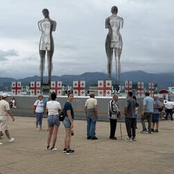 Am Anfang der Promenade das Kunstwerk "Ali und Nino" ... 