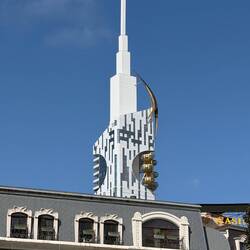 In einem der Hochhäuser ein kleines Riesenrad oder auch Karussell eingebaut