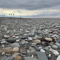 ... allerdings auch hier nur Strand mit Kieselsteinen