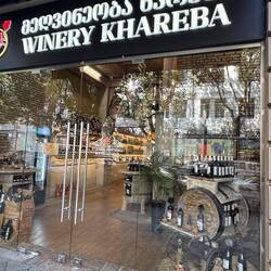 Viele Weinläden mit eigenem Weinkeller zum Wein verkosten