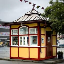 Replica of a snacks and goods kiosk that stood here between 1916-1960.