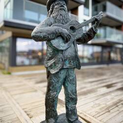 Statue of Jack Berntsen, known as the troubadour of North Norway.