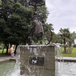 Sehr schönes Kunstwerk, unserer Meinung Mary Poppins, die Räder wurden durch's Wasser angetrieben