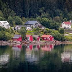 Reflections in Ørnes ... courtesy of Mui.