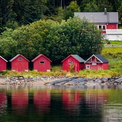 Reflections in Ørnes ... courtesy of Mui.