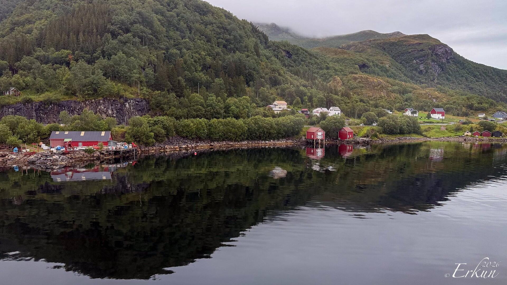 Reflections in Ørnes ... courtesy of Mui.