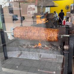 Hier wird das Fleisch für den Döner noch über der Holzkohle gegrillt