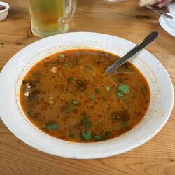 Dann gab's Chartscho, ein traditionelle kaukasische Suppe mit Reis und vielen lokalen Kräutern ...