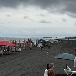 Und hier nun der schwarze Magnetsandstrand