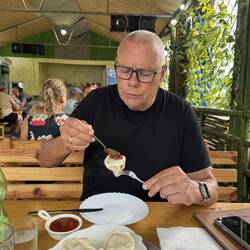 ... mit Tkemali-Sauce (aus Pflaumen, Knoblauch, Koriander, Dill und weiteren Kräutern)