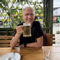 Micha durfte ein lokales Bier genießen - kein Vergleich zu der früheren sowjetischen Plörre 