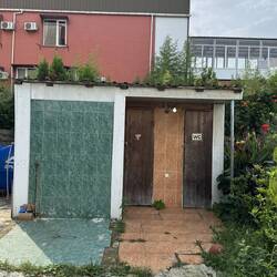 Unerwarteterweise was es sogar eine Sitztoilette