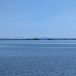 Im Hintergrund Barbana Insel mit dem herrlichen Franziskaner Kloster- dem Damm entlang nach Grado