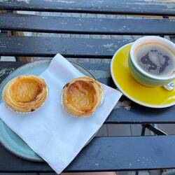 Pastel de nata e café americano