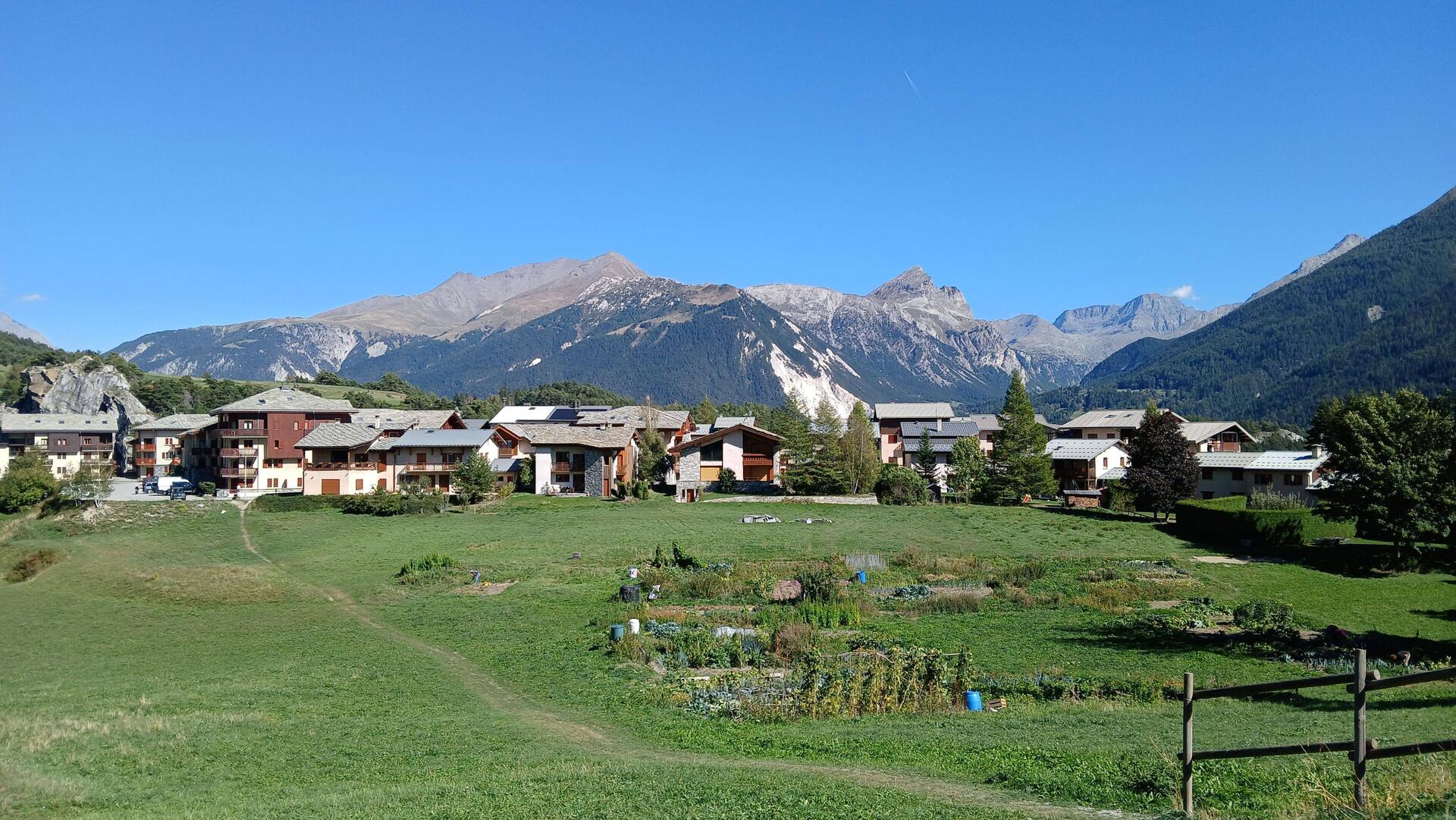 I landsbyen Aussois er der et fint grønt område med fælleshaver. Og flot udsigt