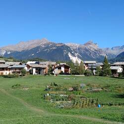 I landsbyen Aussois er der et fint grønt område med fælleshaver. Og flot udsigt
