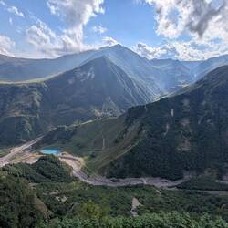 Blick in die faszinierende Berglandschaft Georgiens