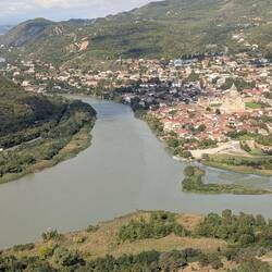 Der Blick vom Kloster auf Mzcheta und den Zusammenfluss der beiden Flüsse