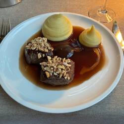 Rehfilt mit Zwetschkensaue und Haselnüssen aus dem Piemont