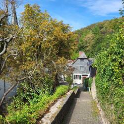 Der Weg in den Ort.