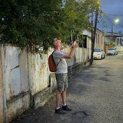 Nächtlicher Fenstergugger und Paparazzi