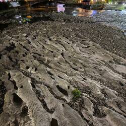 Im Flussbett durch das Wasser geschliffenen Felsen