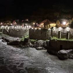Sehr schönes Restaurant am Fluss durch Kutaissi
