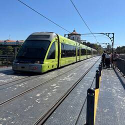 The Metro comes out of a tunnel on the Porto side to turn into a tram to cross the bridge