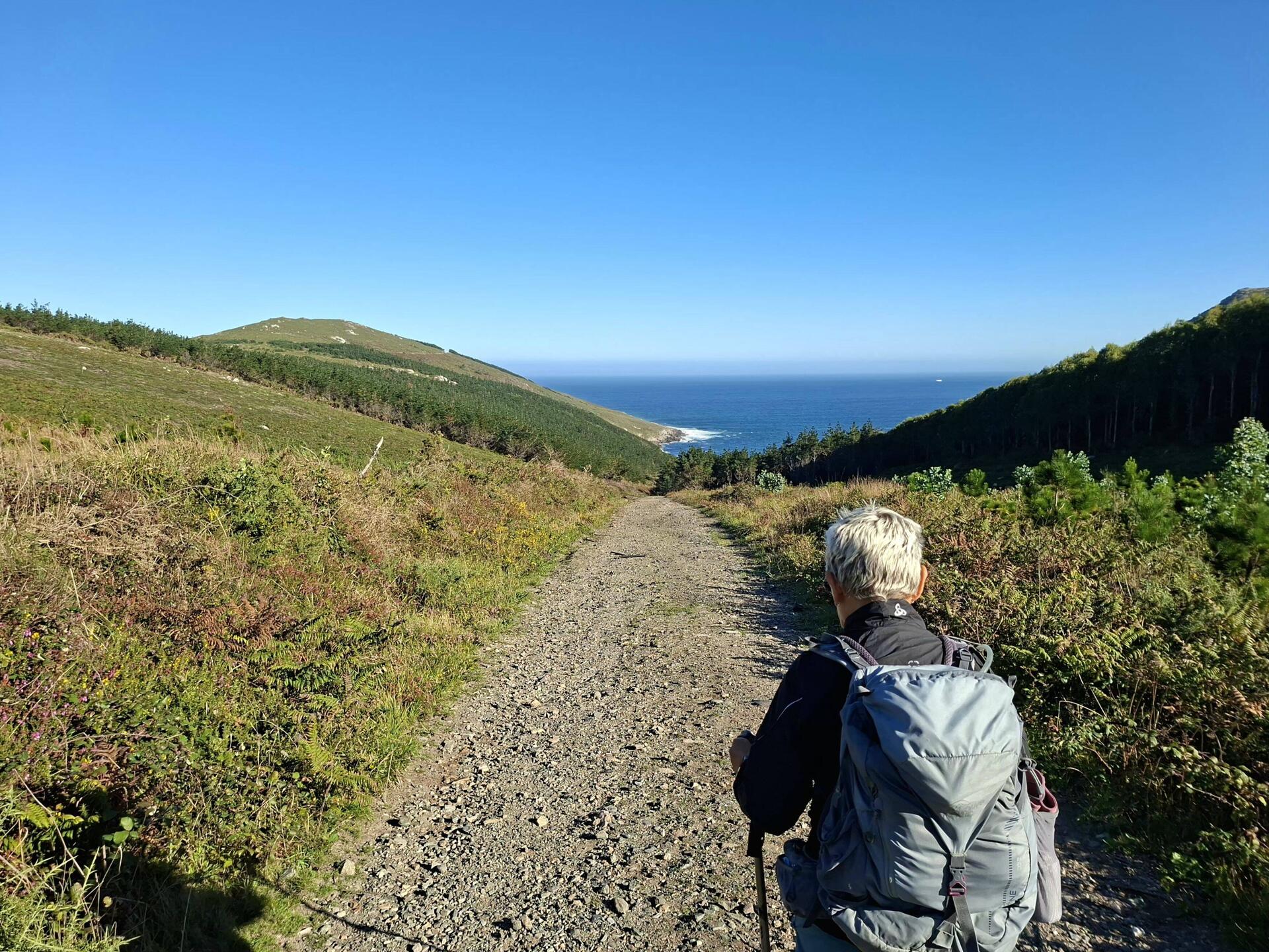 Le matin tôt avec le vent, on met un petit coupe-vent. C'est l'Atlantique, pas la mer de Crète 😉😂