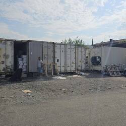 draussen stehen die Container, ...