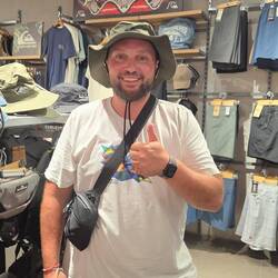 Max - ober Touri 😂 fehlen nur noch die Sandalen