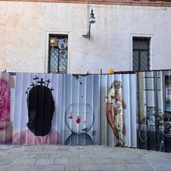 selbst Baustellen werden mit Kunst versehen