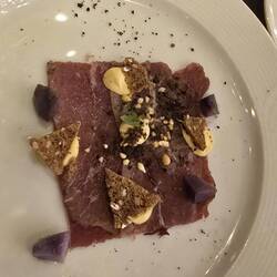 Rindercarpachio mit violeten Karoffelsalat und Senfcreme