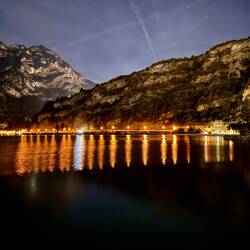 die Bucht vor unserem Campingplatz in der Nacht