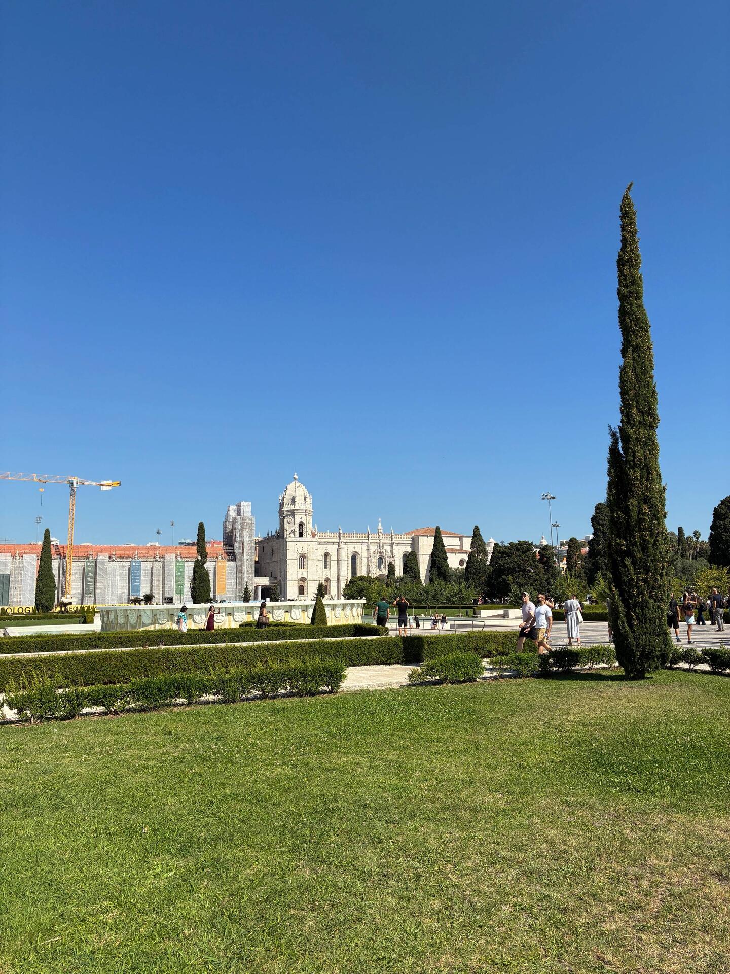 Kloster (links) versteckt, Kirche Santa Maria de Belém (rechts)